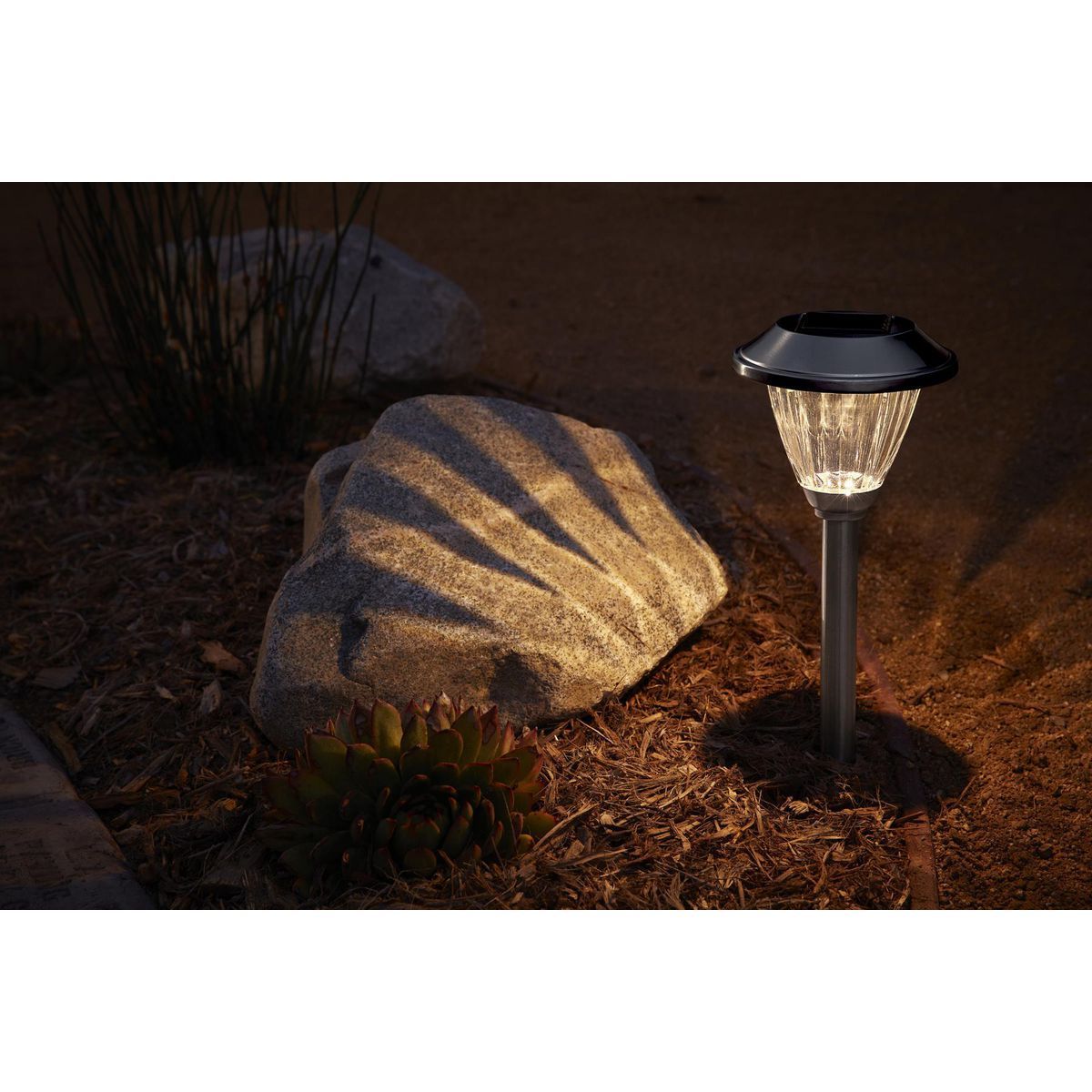 16 in. Solar LED Pathway Light Q549